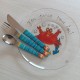 assiette et trio de petits couverts motif crabe marché de montfort sur meu