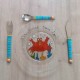 assiette et trio de petits couverts motif crabe personnalisé avec le prénom idée cadeau naissance
