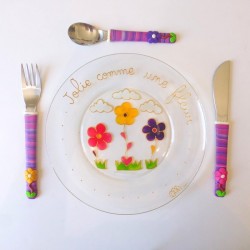 Jolie petite vaisselle composée de son assiette et des ces couverts enfant motif fleur