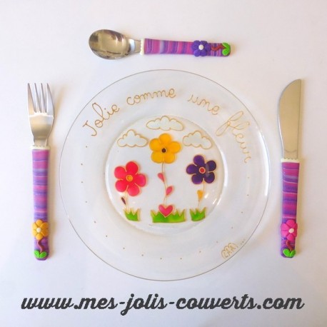 Jolie petite vaisselle composée de son assiette et des ces couverts enfant motif fleur