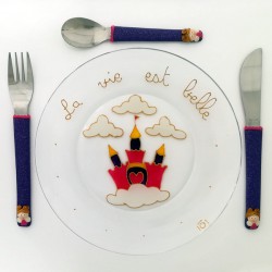 assiette et trio de petits couverts fée, manche de couleur violet pailleté.