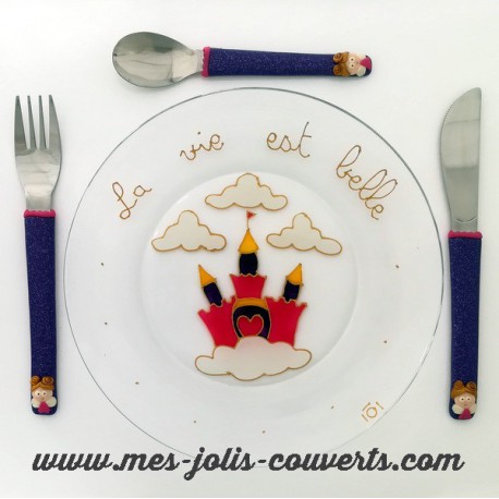 assiette et trio de petits couverts fée, manche de couleur violet pailleté.