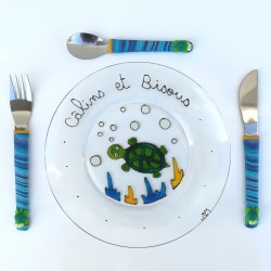 l' ensemble Tortue composé de son assiette et de son trio de couverts, pour garcon et fille